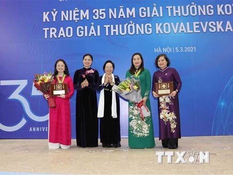 C&aacute;c tập thể v&agrave; c&aacute; nh&acirc;n nhận Giải thưởng Kovalevskaia năm 2020. (Ảnh: Phương Hoa/TTXVN)