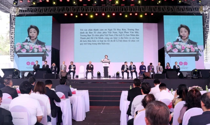 バグレイブ;  2024年ベトナム・日本フェスティバル組織委員会共同委員長で上院議員の橋本聖子氏がフェスティバルの開会挨拶を行った。  (写真: スアン・クー/VNA)