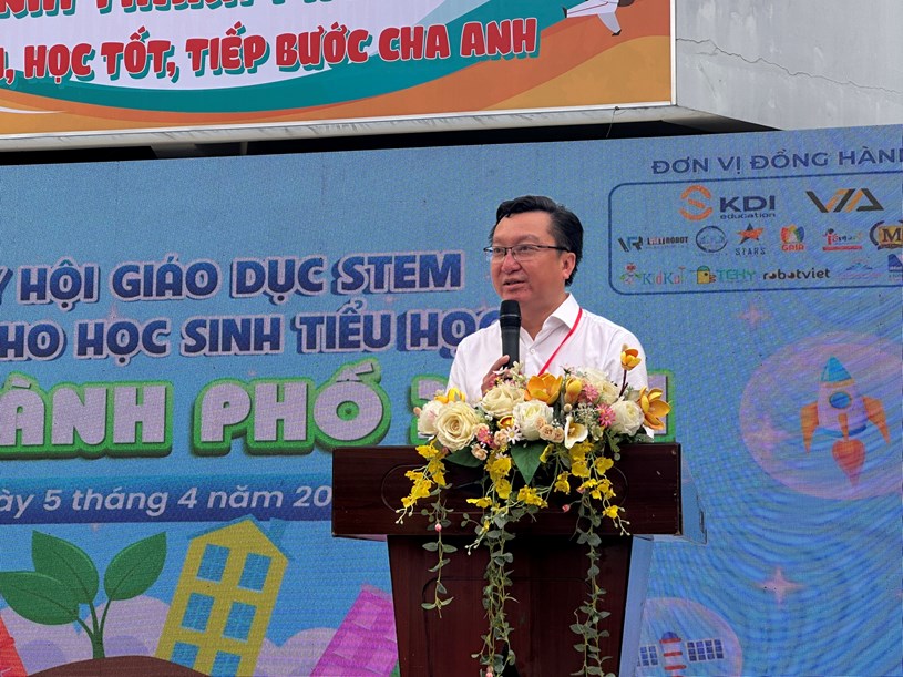 Ph&oacute; Gi&aacute;m đốc Sở GD-ĐT TPHCM Nguyễn Bảo Quốc ph&aacute;t biểu tại lễ khai mạc ng&agrave;y hội
