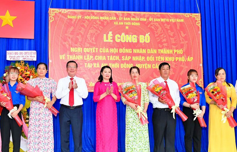 Chủ tịch UBND huyện Cần Giờ Nguyễn Văn Hồng tặng hoa ch&uacute;c mừng nh&acirc;n sự mới. Ảnh: VIỆT DŨNG