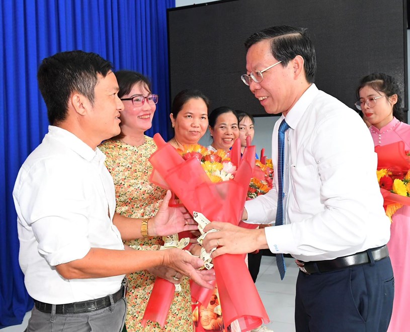 Chủ tịch UBND TPHCM Phan Văn M&atilde;i tặng hoa ch&uacute;c mừng c&aacute;c đồng ch&iacute; nhận nhiệm vụ tại c&aacute;c ấp mới sau sắp xếp. Ảnh: VIỆT DŨNG