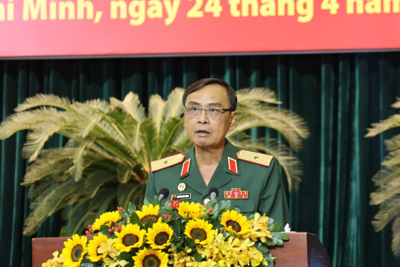 Thiếu tướng Nguyễn Minh Ho&agrave;ng, Chủ tịch Hội Cựu Chiến Binh TP &ocirc;n lại truyền thống&nbsp;về 2 cuộc kh&aacute;ng chiến vĩ đại của d&acirc;n tộc
