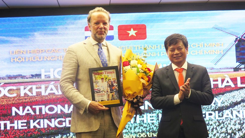 Chủ tịch Hội hữu nghị Việt Nam - H&agrave; Lan TPHCM Trần Trọng Dũng tặng hoa v&agrave; qu&agrave; lưu niệm đến Tổng L&atilde;nh sự Vương quốc H&agrave; Lan Daniel Stork. Ảnh: THỤY VŨ