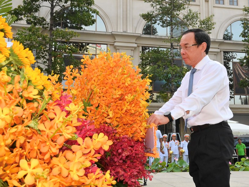 B&iacute; thư Th&agrave;nh ủy TPHCM Nguyễn Văn N&ecirc;n d&acirc;ng hoa tưởng nhớ Chủ tịch Hồ Ch&iacute; Minh tại C&ocirc;ng vi&ecirc;n Tượng đ&agrave;i Chủ tịch Hồ Ch&iacute; Minh s&aacute;ng 19-5. Ảnh: VIỆT DŨNG