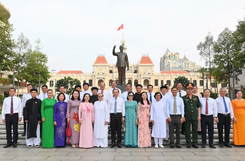 B&iacute; thư Th&agrave;nh ủy TPHCM Nguyễn Văn N&ecirc;n c&ugrave;ng c&aacute;c đồng ch&iacute; l&atilde;nh đạo TPHCM tưởng nhớ Chủ tịch Hồ Ch&iacute; Minh tại C&ocirc;ng vi&ecirc;n Tượng đ&agrave;i Chủ tịch Hồ Ch&iacute; Minh nh&acirc;n kỷ niệm 134 năm Ng&agrave;y sinh của B&aacute;c. Ảnh: VIỆT DŨNG