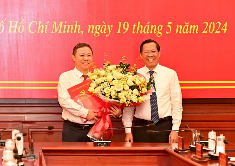 Chủ tịch UBND TPHCM Phan Văn M&atilde;i ch&uacute;c mừng đồng ch&iacute; Dương Anh Đức. Ảnh: VIỆT DŨNG