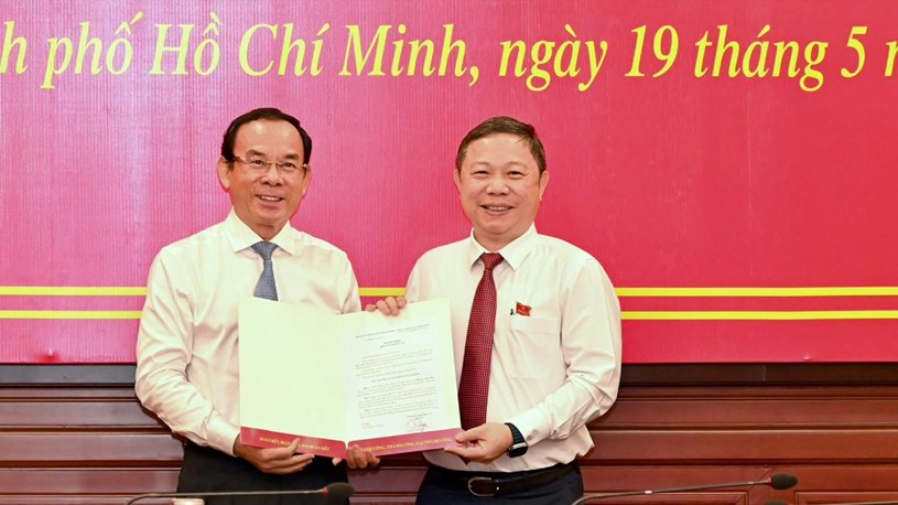 B&iacute; thư Th&agrave;nh ủy TPHCM Nguyễn Văn N&ecirc;n trao quyết định đến đồng ch&iacute; Dương Anh Đức. Ảnh: VIỆT DŨNG