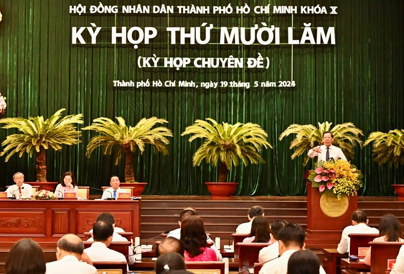 Chủ tịch UBND TPHCM Phan Văn M&atilde;i ph&aacute;t biểu tại kỳ họp. Ảnh: VIỆT DŨNG