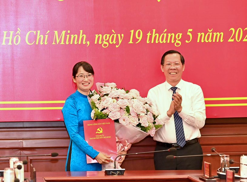 Chủ tịch UBND TPHCM Phan Văn M&atilde;i ch&uacute;c mừng đồng ch&iacute; Trần Thị Diệu Th&uacute;y. Ảnh: VIỆT DŨNG
