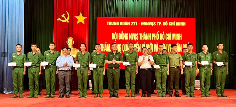 Ph&oacute; Chủ tịch Ủy ban MTTQ Việt Nam TPHCM c&ugrave;ng th&agrave;nh vi&ecirc;n đo&agrave;n tặng qu&agrave; c&aacute;c chiến sĩ mới ở Trung đo&agrave;n 271