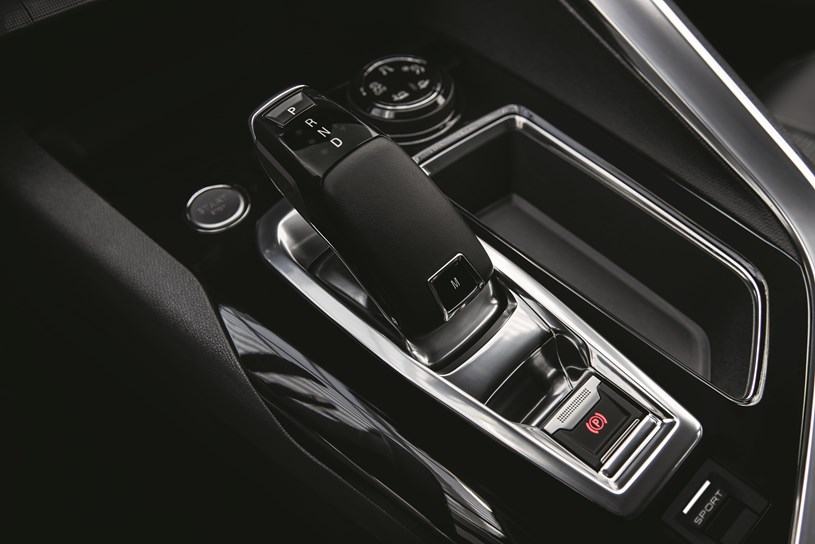 Cần số điện tử l&agrave; một trong những điểm nhấn ấn tượng của triết l&yacute; thiết kế Peugeot New i-Cockpit