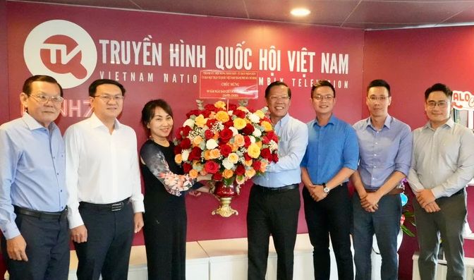 Đồng ch&iacute; Phan Văn M&atilde;i c&ugrave;ng đo&agrave;n tặng hoa ch&uacute;c mừng Văn ph&ograve;ng Thường tr&uacute; Truyền h&igrave;nh Quốc hội Việt Nam khu vực miền Nam. Ảnh: HO&Agrave;NG H&Ugrave;NG