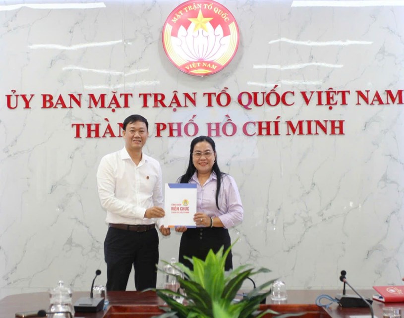 Trao quyết định cho b&agrave;&nbsp;Nguyễn Thị Kim Th&uacute;y