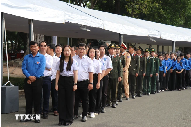 Đại diện c&aacute;c cơ quan đo&agrave;n thể v&agrave;o viếng Tổng B&iacute; thư Nguyễn Ph&uacute; Trọng tại Hội trường Thống Nhất, Th&agrave;nh phố Hồ Ch&iacute; Minh. (Ảnh: Thu Hương/TTXVN)