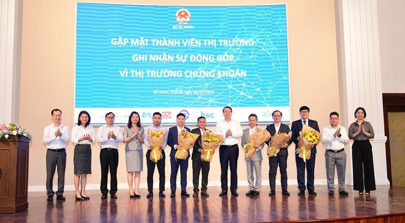 Thứ trưởng Nguyễn Đức Chi (thứ 6 từ tr&aacute;i sang) tặng hoa cảm ơn c&aacute;c th&agrave;nh vi&ecirc;n thị trường ng&agrave;y 28/7/2022