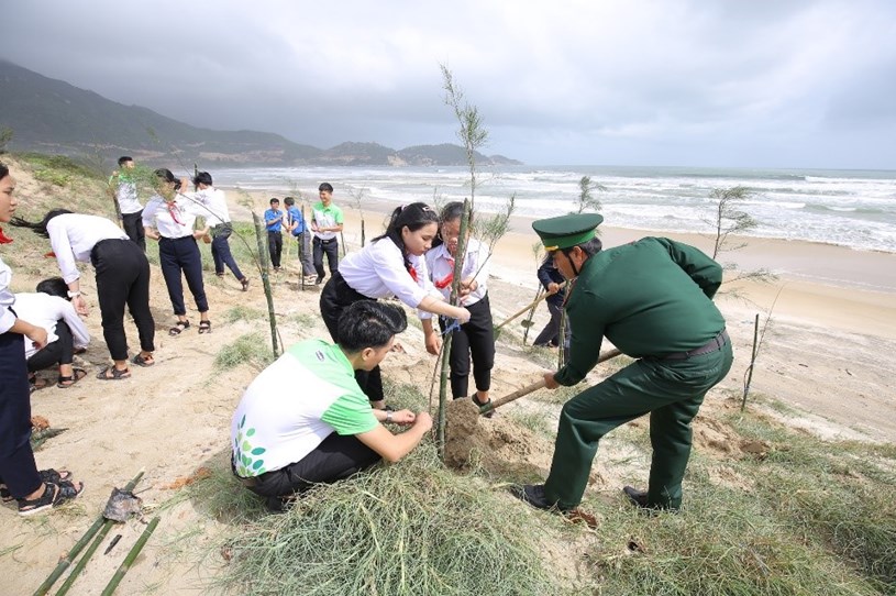 Tham gia trồng c&acirc;y gi&uacute;p c&aacute;c em học sinh h&igrave;nh th&agrave;nh &yacute; thức tốt về bảo vệ c&acirc;y xanh v&agrave; m&ocirc;i trường ngay từ ghế nh&agrave; trường.