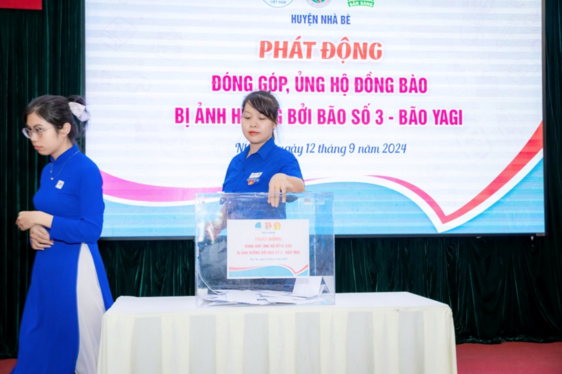 Đo&agrave;n vi&ecirc;n, c&aacute;n bộ hội tham gia đ&oacute;ng g&oacute;p ủng hộ đồng b&agrave;o bị ảnh hưởng bởi b&atilde;o số 3 (ảnh: Th&agrave;nh Đo&agrave;n)