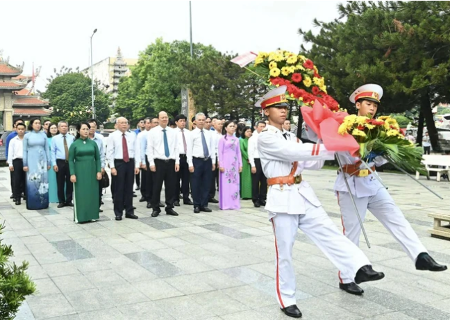 Đo&agrave;n đại biểu d&acirc;ng hoa tại Đ&agrave;i liệt sĩ quận 3. Ảnh: VIỆT DŨNG