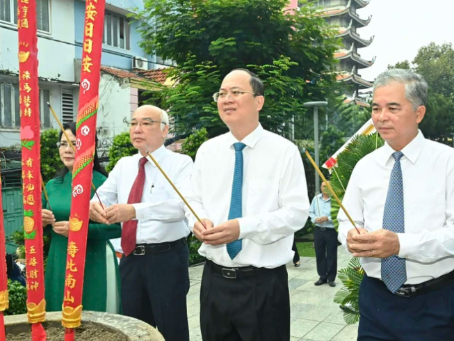 L&atilde;nh đạo TPHCM d&acirc;ng hương tưởng niệm Anh h&ugrave;ng Lực lượng vũ trang nh&acirc;n d&acirc;n, liệt sĩ Nguyễn Văn Trỗi. Ảnh: VIỆT DŨNG