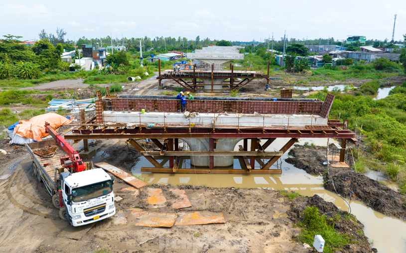 Đại diện nh&agrave; thầu cho biết, to&agrave;n g&oacute;i cần khoảng 1,4 triệu m3 c&aacute;t đắp nền cho đường ch&iacute;nh v&agrave; c&aacute;c tuyến phụ, đường gom, đường tr&aacute;nh..