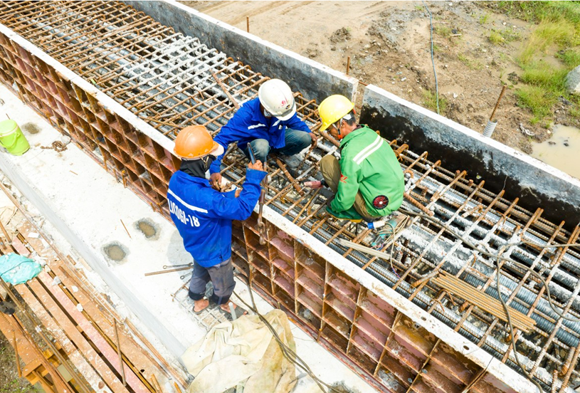 Tại c&ocirc;ng trường dự &aacute;n&nbsp;V&agrave;nh đai 3&nbsp;tr&ecirc;n địa b&agrave;n huyện H&oacute;c M&ocirc;n, từ chủ đầu tư, nh&agrave; thầu, c&aacute;n bộ kỹ sư, tư vấn gi&aacute;m s&aacute;t đến c&ocirc;ng nh&acirc;n lao động... đều thay phi&ecirc;n nhau l&agrave;m việc ba ca, bốn k&iacute;p ng&agrave;y đ&ecirc;m.