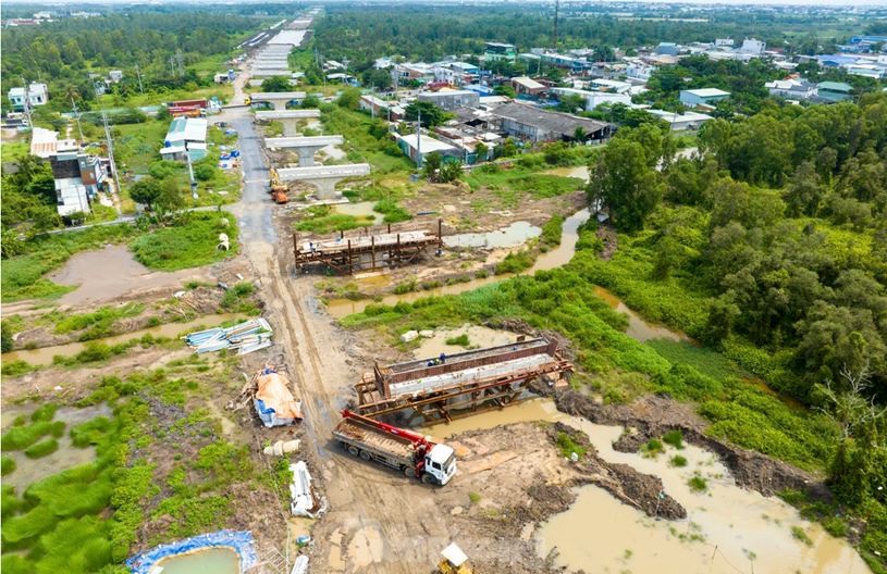 C&aacute;c đoạn thi c&ocirc;ng đ&atilde; tiếp nhận c&aacute;t gồm: ph&acirc;n đoạn Km 62+700 - Km 63+830 khoảng 30,000m3, ph&acirc;n đoạn Km 63+830 - Km 65+640 khoảng 11,000m3, ph&acirc;n đoạn Km 65+640 - Km 67+148 khoảng 43,000m3, ph&acirc;n đoạn Km 67+148 - Km 68+160 khoảng 42,000m3.