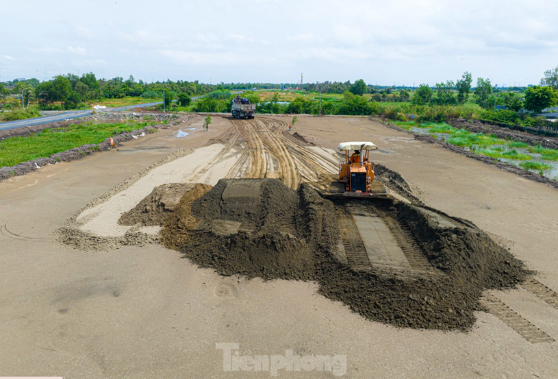 Từ đầu th&aacute;ng 9, sau khi c&aacute;t về nh&agrave; thầu tập trung h&agrave;ng trăm kỹ sư, c&ocirc;ng nh&acirc;n v&agrave; m&aacute;y m&oacute;c, thiết bị để đẩy nhanh tiến độ.