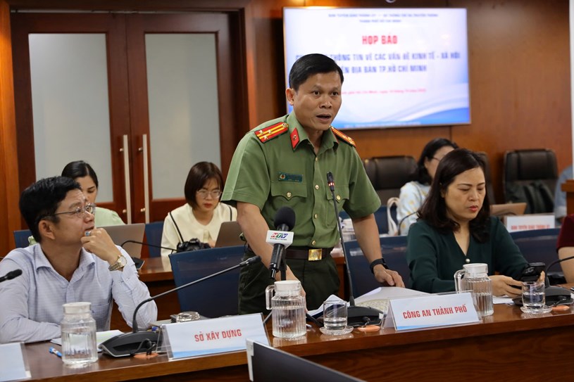 Thượng t&aacute; Nguyễn Thăng Long, Ph&oacute; Trưởng Ph&ograve;ng Tham mưu, C&ocirc;ng an TP. HCM cho biết&nbsp;khu vực Cảng H&agrave;ng kh&ocirc;ng quốc tế T&acirc;n Sơn Nhất c&ograve;n khoảng 8 người c&oacute; dấu hiệu mạo danh xe &ocirc;m c&ocirc;ng nghệ. Ảnh: LINH NHI