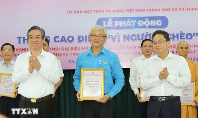 &Ocirc;ng Nguyễn Phước Lộc, Ph&oacute; B&iacute; thư Th&agrave;nh ủy Th&agrave;nh phố Hồ Ch&iacute; Minh đ&oacute;n nhận ủng hộ Quỹ &ldquo;V&igrave; người ngh&egrave;o&rdquo; năm 2024 v&agrave; trao thư cảm ơn c&aacute;c tập thể, c&aacute; nh&acirc;n tại lễ ph&aacute;t động. (Ảnh Thanh Vũ/TTXVN)