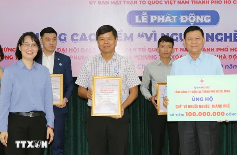 B&agrave; Trần Thị Diệu Th&uacute;y, Ph&oacute; Chủ tịch Ủy ban nh&acirc;n d&acirc;n Th&agrave;nh phố Hồ Ch&iacute; Minh đ&oacute;n nhận ủng hộ Quỹ &ldquo;V&igrave; người ngh&egrave;o&rdquo; năm 2024 v&agrave; trao thư cảm ơn c&aacute;c tập thể, c&aacute; nh&acirc;n tại lễ ph&aacute;t động. (Ảnh Thanh Vũ/TTXVN)