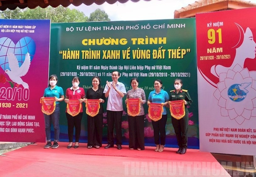 Đồng ch&iacute; L&ecirc; Thanh Li&ecirc;m, Trưởng Ban Nội ch&iacute;nh Th&agrave;nh ủy TPHCM trao cờ lưu niệm cho c&aacute;c đơn vị