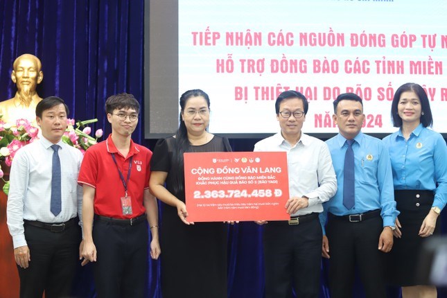 Ph&oacute; Chủ tịch Ủy ban MTTQ Việt Nam TPHCM Nguyễn Thị Kim Th&uacute;y tiếp nhận&nbsp;ủng hộ&nbsp;của c&aacute;c đơn vị. Ảnh: Ng&ocirc; T&ugrave;ng