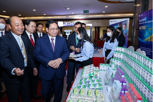Thủ tướng Phạm Minh Ch&iacute;nh thăm gian h&agrave;ng của Angkormilk tại Diễn đ&agrave;n X&uacute;c tiến Đầu tư v&agrave; Thương mại Việt Nam &ndash; Campuchia 2022