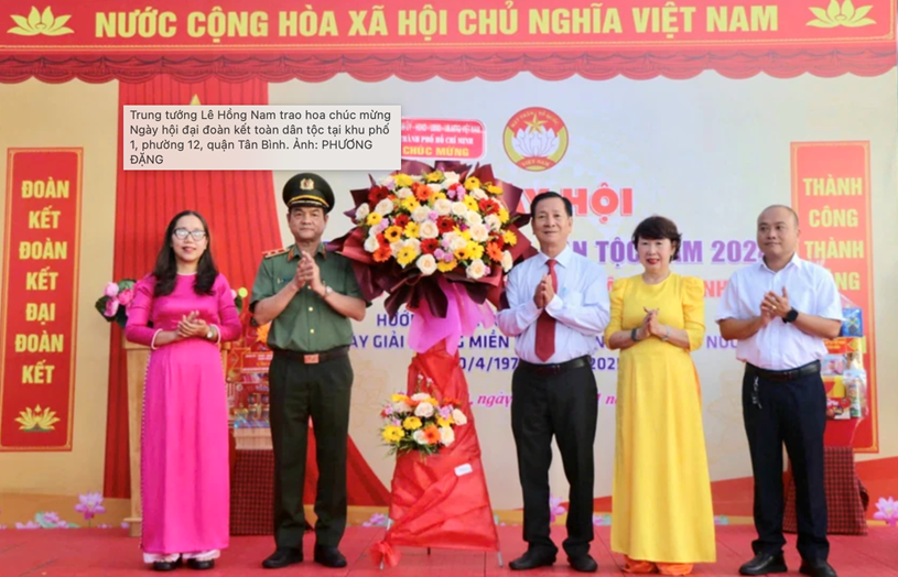 Trung tướng L&ecirc; Hồng Nam trao hoa ch&uacute;c mừng Ng&agrave;y hội đại đo&agrave;n kết to&agrave;n d&acirc;n tộc tại khu phố 1, phường 12, quận T&acirc;n B&igrave;nh. Ảnh: PHƯƠNG ĐẶNG