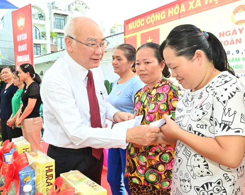 Trưởng Ban Tuy&ecirc;n gi&aacute;o Th&agrave;nh ủy TP.HCM Phan Nguyễn Như Khu&ecirc; tặng qu&agrave; đến hộ gia đ&igrave;nh c&oacute; ho&agrave;n cảnh kh&oacute; khăn ở c&aacute;c khu phố. Ảnh: SGGP