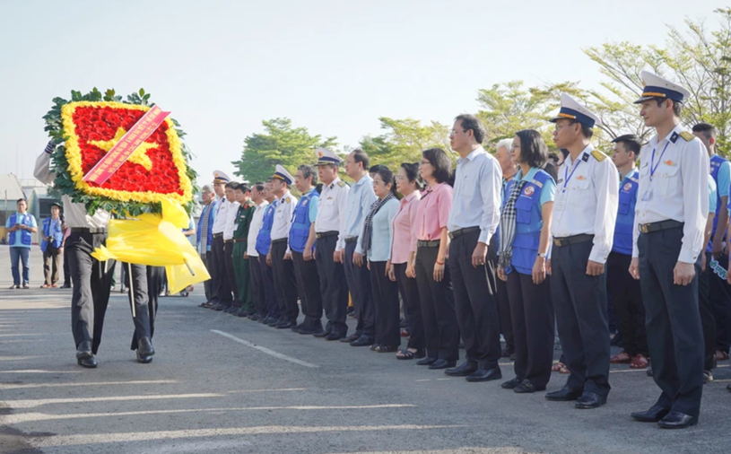 Trước khi khởi h&agrave;nh,&nbsp;đo&agrave;n đại biểu TP.HCM&nbsp;tổ chức d&acirc;ng hương, tưởng niệm c&aacute;c anh h&ugrave;ng liệt sĩ tại tượng đ&agrave;i &ldquo;Đo&agrave;n t&agrave;u kh&ocirc;ng số&rdquo;, cảng Lữ đo&agrave;n 125 Hải qu&acirc;n, TP.Thủ Đức, TP.HCM.