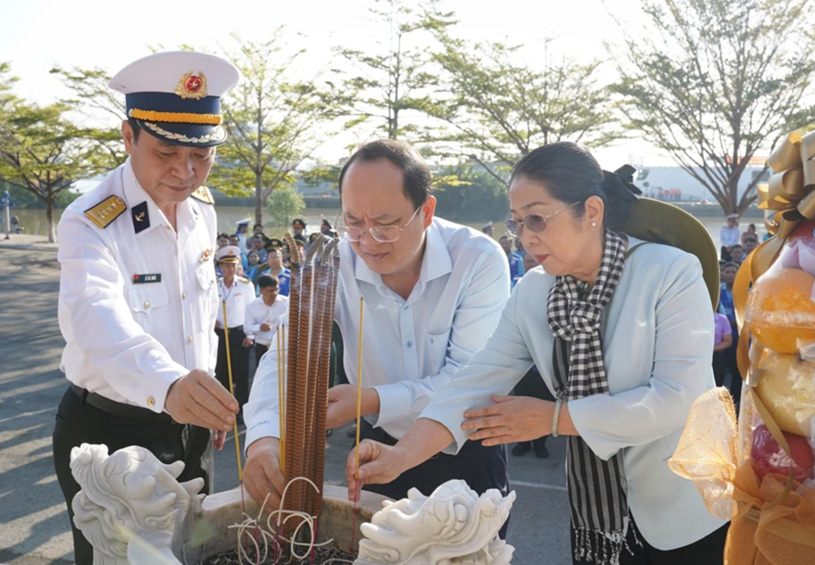 Ph&oacute; b&iacute; thư thường trực Th&agrave;nh ủy TP.HCM Nguyễn Hồ Hải (giữa) c&ugrave;ng c&aacute;c đại biểu d&acirc;ng hương tưởng niệm c&aacute;c anh h&ugrave;ng liệt sĩ.