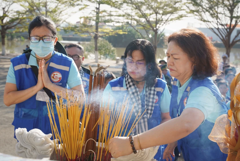 Đo&agrave;n c&ocirc;ng t&aacute;c của Th&agrave;nh ủy TP.HCM lần n&agrave;y l&agrave; đo&agrave;n thứ 27 đi thăm c&aacute;n bộ, chiến sĩ V&ugrave;ng 2, V&ugrave;ng 5, nh&acirc;n d&acirc;n v&agrave; lực lượng tr&ecirc;n c&aacute;c đảo thuộc v&ugrave;ng biển T&acirc;y Nam, nh&agrave; gi&agrave;n DK1/10.