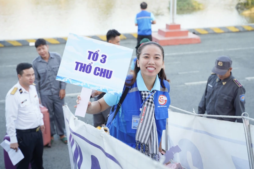 Đại biểu Thi Đỗ Nhật Kim, gi&aacute;o vi&ecirc;n l&agrave;m Tổng phụ tr&aacute;ch đội Trường Tiểu học Ph&ugrave; Đổng, Quận 6, x&uacute;c động khi lần đầu ti&ecirc;n được đồng h&agrave;nh c&ugrave;ng đo&agrave;n đến với biển đảo T&acirc;y Nam.