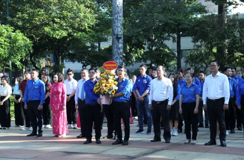 D&acirc;ng hoa b&aacute;o c&ocirc;ng trước Tượng đ&agrave;i Chủ tịch Hồ Ch&iacute; Minh tại Nh&agrave; Thiếu nhi TPHCM