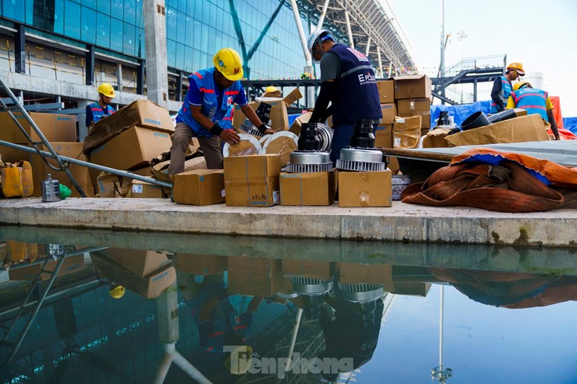 C&aacute;c c&ocirc;ng nh&acirc;n đang khẩn trương lắp đặt v&aacute;ch k&iacute;nh ở c&aacute;c tầng nh&agrave; ga h&agrave;nh kh&aacute;ch với mục ti&ecirc;u ho&agrave;n th&agrave;nh hạng mục n&agrave;y v&agrave;o cuối năm nay.