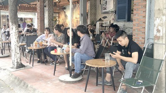 Nhiều bạn trẻ kh&ocirc;ng đeo khẩu trang tại một qu&aacute;n c&agrave; ph&ecirc;