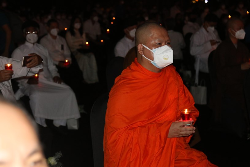 Đại diện Phật gi&aacute;o thắp nến cầu nguyện cho những người mất v&igrave; dịch bệnh COVID-19