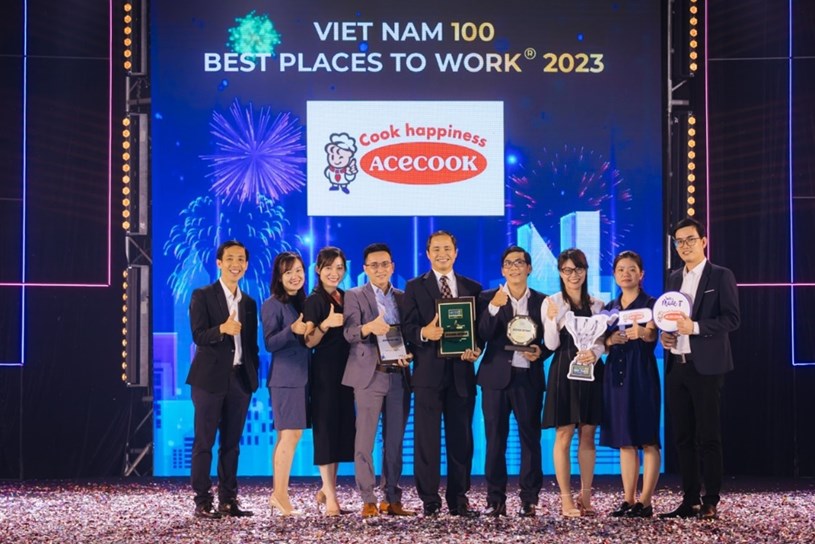 H&igrave;nh: &Ocirc;ng Phạm Văn Nam - Gi&aacute;m Đốc Khối HCNS của Acecook Việt Nam nhận giải