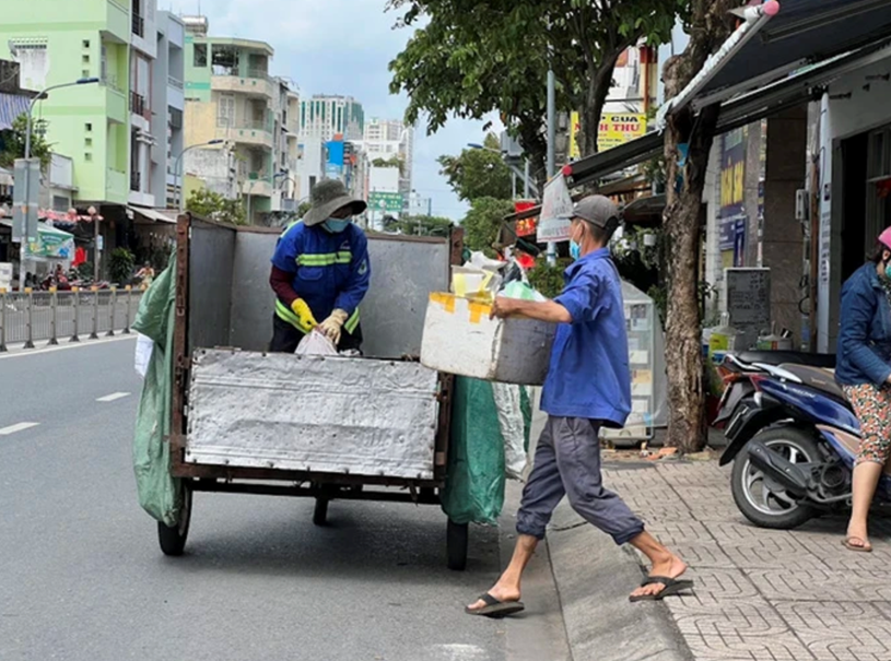 Thu gom r&aacute;c sinh hoạt tại đường Phạm Văn Ch&iacute;, quận 6, TPHCM. Ảnh: MINH HẢI