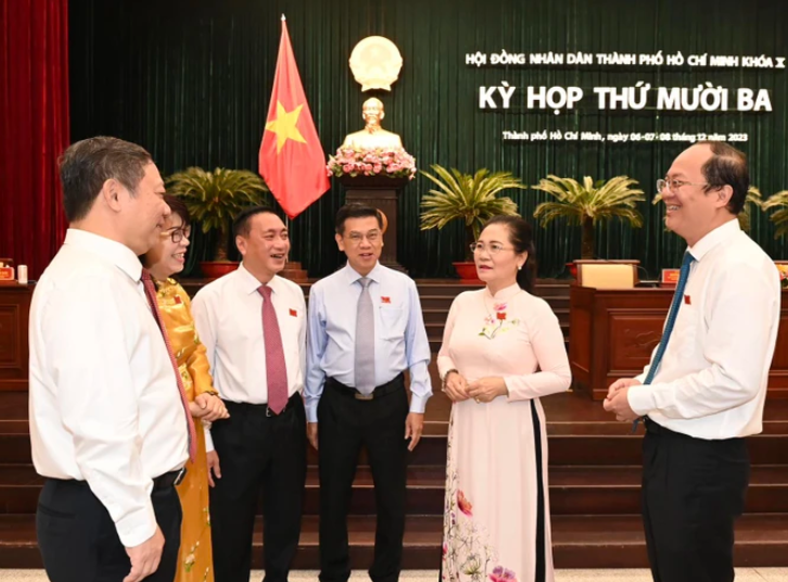 Chủ tịch HĐND TPHCM Nguyễn Thị Lệ trao đổi c&ugrave;ng c&aacute;c đại biểu tại kỳ họp, s&aacute;ng 6-12. Ảnh: VIỆT DŨNG