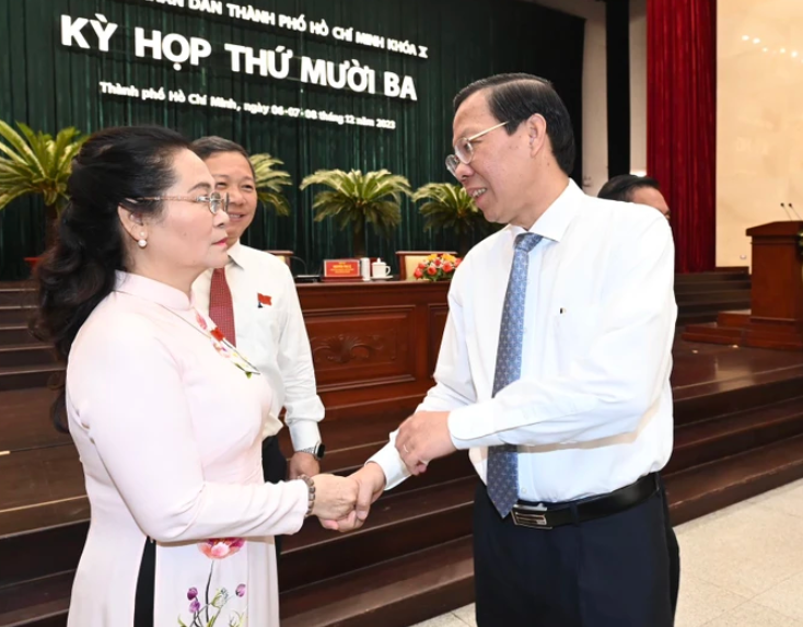 Chủ tịch UBND TPHCM Phan Văn M&atilde;i trao đổi với Chủ tịch HĐND TPHCM Nguyễn Thị Lệ. Ảnh: VIỆT DŨNG