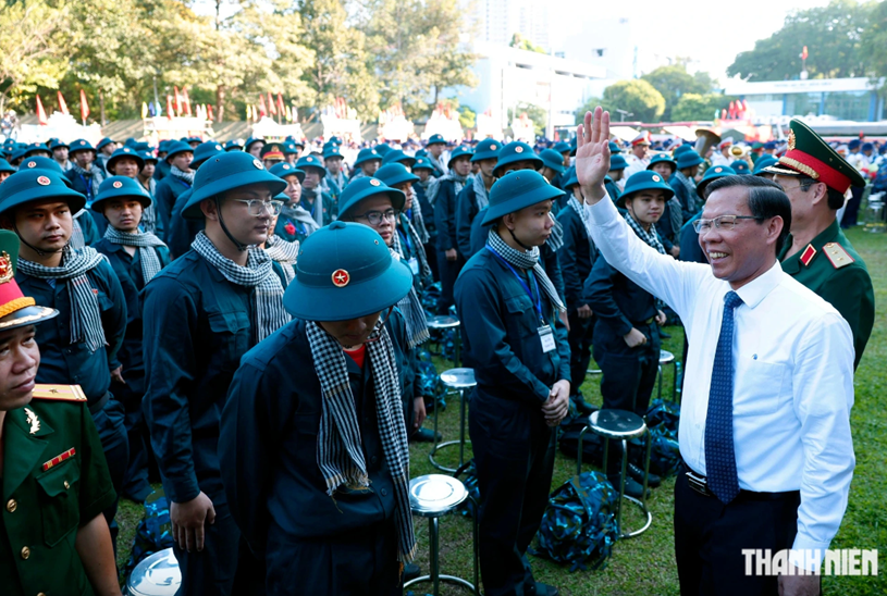 Chủ tịch UBND TP.HCM Phan Văn M&atilde;i tiễn c&ocirc;ng d&acirc;n nhập ngũ hồi th&aacute;ng 2.2024