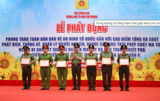 Trung tướng L&ecirc; Hồng Nam trao giấy khen cho cho c&aacute;c c&aacute; nh&acirc;n c&oacute; th&agrave;nh t&iacute;ch xuất sắc