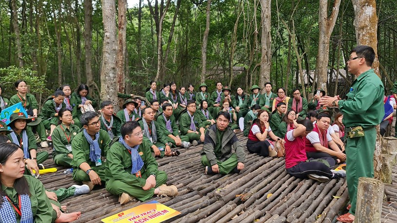 C&aacute;c trại sinh&nbsp;nghe thuyết minh c&aacute;c trận đ&aacute;nh h&agrave;o h&ugrave;ng của chiến sĩ Đặc c&ocirc;ng Rừng S&aacute;c